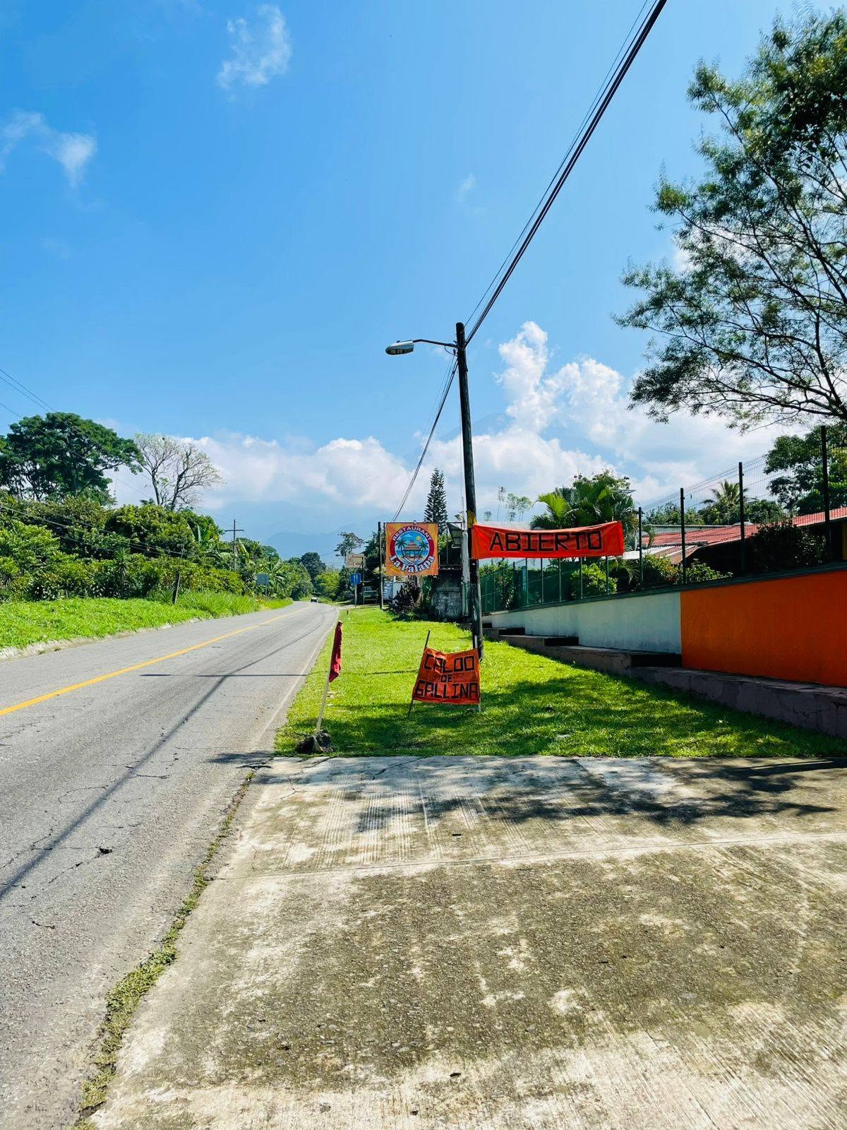 Entrada y letrero de abierto