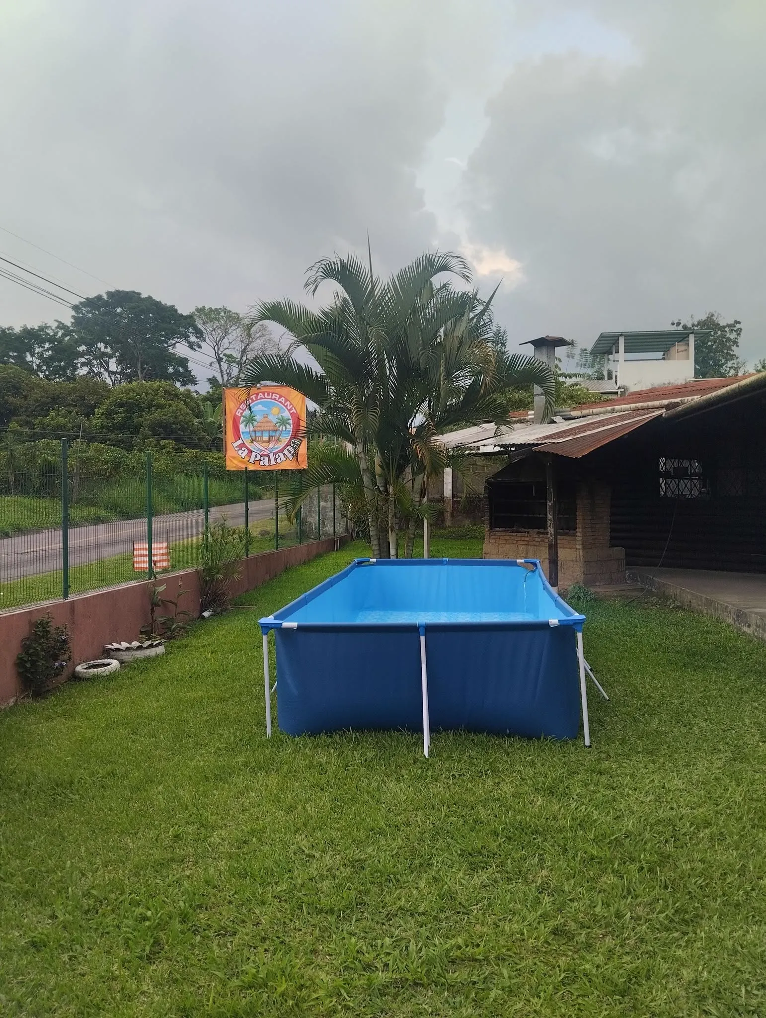 Piscina y áreas verdes del restaurante La Palapa en Cacahoatán